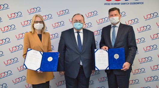 Laureaci Nagrody im. Michała Serzyckiego w roku 2022 Małgorzata Margulska-Haczyk (po lewej) oraz mec. Xawery Konarski (po prawej). W środku stoi Prezes UODO Jan Nowak.