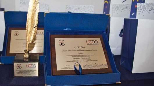 Statuetka "Złotego Pióra" wraz z pamiątkową tabliczką dla zdobywcy I miejsca w konkursie dla szkół w ramach XIII edycji programu edukacyjnego "Twoje dane - Twoja sprawa".