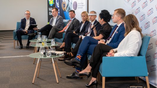 Zdjęcie przedstawiające Adama Sanockiego, Dyrektora Departamentu Komunikacji Społecznej, Rzecznika Prasowego Urzędu Ochrony Danych Osobowych, Jakuba Groszkowskiego, Zastępcę Prezesa Urzędu Ochrony Danych Osobowych, Monikę Krasińską, Dyrektora Departamentu Orzecznictwa i Legislacji, Urząd Ochrony Danych Osobowych, Mec. Macieja Gawrońskiego, GP Partners, Członek Rady Naukowej Instytutu Prawa Ochrony Danych Osobowych, Mec. Xawerego Konarskiego, Prezesa Stowarzyszenia Prawa Nowych Technologii, Wiceprezesa Polskiej Izby Informatyki i Telekomunikacji, Traple Konarski Podrecki i Wspólnicy Sp. J.,
Mec. Ewę Kurowska – Tober, Stowarzyszenie Prawa Nowych Technologii,
R. pr. Agnieszkę Gajewską – Zabój, Sekretarza Krajowej Rady Radców Prawnych, Marcina Wysockiego, Zastępcę Dyrektora Departamentu Cyberbezpieczeństwa, Ministerstwo Cyfryzacji 