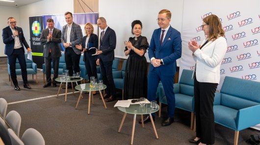 Zdjęcie przedstawiające Adama Sanockiego, Dyrektora Departamentu Komunikacji Społecznej, Rzecznika Prasowego Urzędu Ochrony Danych Osobowych, Jakuba Groszkowskiego, Zastępcę Prezesa Urzędu Ochrony Danych Osobowych, Monikę Krasińską, Dyrektora Departamentu Orzecznictwa i Legislacji, Urząd Ochrony Danych Osobowych, Mec. Macieja Gawrońskiego, GP Partners, Członek Rady Naukowej Instytutu Prawa Ochrony Danych Osobowych, Mec. Xawerego Konarskiego, Prezesa Stowarzyszenia Prawa Nowych Technologii, Wiceprezesa Polskiej Izby Informatyki i Telekomunikacji, Traple Konarski Podrecki i Wspólnicy Sp. J.,
Mec. Ewę Kurowska – Tober, Stowarzyszenie Prawa Nowych Technologii,
R. pr. Agnieszkę Gajewską – Zabój, Sekretarza Krajowej Rady Radców Prawnych, Marcina Wysockiego, Zastępcę Dyrektora Departamentu Cyberbezpieczeństwa, Ministerstwo Cyfryzacji 