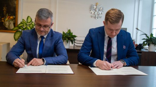 Zdjęcie przedstawiające od lewej: Marcina Wójtowicza, Dyrektora Generalnego GIF oraz Jakuba Groszkowskiego, Zastępcę Prezesa UODO podczas podpisywania porozumienia. 