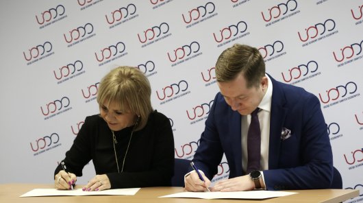 Zdjęcie prezentujące Mariole Łodzińską, Prezes Naczelnej Rady Pielęgniarek i Położnych oraz Jakuba Groszkowskiego, Zastępcę Prezesa Urzędu Ochrony Danych Osobowych