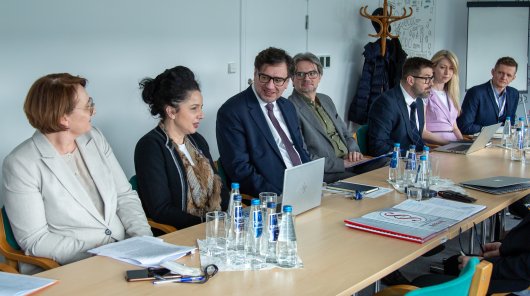 Zdjęcie przedstawiające Prezesa UODO, Mirosława Wróblewskiego, Zastępcę Prezesa UODO, Konrada Komornickiego oraz pracowników Urzędu.