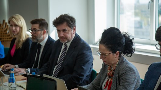 Zdjęcie przedstawiające Pana Mirosława Wróblewskiego, Prezesa UODO podczas spotkania z Izbą Gospodarki Elektronicznej