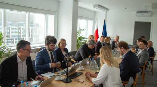 Zdjęcie przestawiające Konrada Komornickiego, Zastępce Prezesa UODO i przedstawicielami UODO z przedstawicielami Unii Metropolii Polskich im. Pawła Adamowicza (UMP) oraz inspektorami ochrony danych reprezentujących miasta należące do UMO 