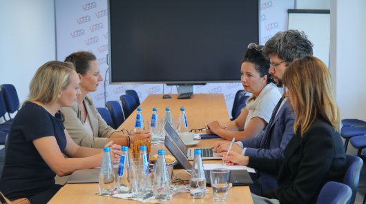 Zdjęcie przedstawiające uczestników spotkania UODO ze Związkiem Województw Rzeczypospolitej Polskiej. 