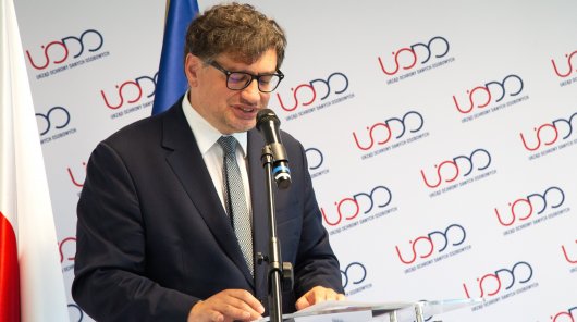 Zdjęcie przedstawiające Mirosława Wróblewskiego, prezesa UODO, przy mównicy, w trakcie krótkiego przemówienia, inaugurujące seminarium