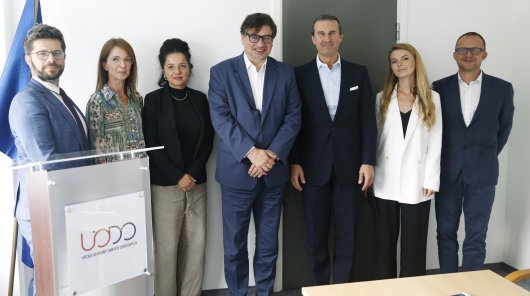 Zdjęcie przedstawiające uczestników spotkania: od lewej: Krzysztof Król, pracownik UODO, Agnieszka Kociełkiewicz, pracownik UODO, Monika Krasińska, dyrektor Departamentu Orzecznictwa i Legislacji UODO, Mirosław Wróblewski, prezes UODO, Grzegorz Cimochowski, KPMG, Adrianna Poźniak, KPMG oraz Piotr Burzyk, KPMG.