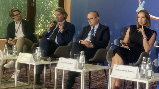 Zdjęcie przedstawiające Konrada Komornickiego (drugi od lewej), wśród prelegentów w trakcie debaty XXXIII Forum Ekonomicznego w Karpaczu.