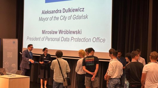 Zdjęcie przedstawiające uczestników konferencji poświęconej technologiom kwantowym. 