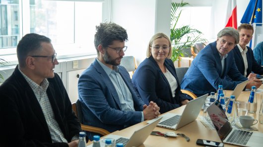 Zdjęcie przedstawia osoby biorące udział w wydarzeniu. Na głównym planie są pracownicy Urzędu i zastępca prezesa UODO pan Konrad Komornicki 