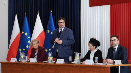 Zdjęcie przedstawiające od lewej strony: Anna Borowczak
Inspektor Ochrony Danych w Urzędzie Miasta Kraków, prezes UODO - Mirosław Wróblewski, po prawej stronie Monika Krasińska Dyrektor Departamentu Orzecznictwa i Legislacji UODO.