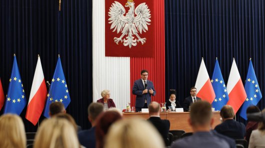 Zdjęcie przedstawiające od lewej strony: Anna Borowczak
Inspektor Ochrony Danych w Urzędzie Miasta Kraków, prezes UODO - Mirosław Wróblewski w trakcie przemówienia, po prawej stronie Monika Krasińska Dyrektor Departamentu Orzecznictwa i Legislacji UODO oraz Krzysztof Król naczelnik Departamentu Orzecznictwa i Legislacji.