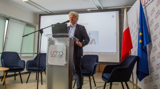 Zdjęcie przedstawiające Zbigniewa Nawrat - prof. Instytutu Protez Serca,
dyrektor kreatywny Fundacji Rozwoju Kardiochirurgii im. Zbigniewa Religi oraz nauczyciel w Śląskim Uniwersytecie Medycznym, także prezydent Międzynarodowego Stowarzyszenia na rzecz Robotyki Medycznej, wygłosił wykład wprowadzający