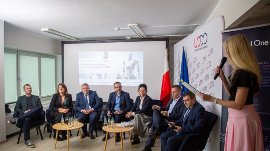 Od lewej strony: zdjęcie przedstawiające Tomasza Stachlewskiego, Dyrektor zespołu architektów w Amazon Web Services na Europę
Środkowo-Wschodnią, Katarzynę Łakomiec, INP Polska Akademia Nauk, Adama Pośpiecha, Dyrektor Sektora Medycznego i Publicznego w Oracle, Kazimierz Cięciak, Dyrektor Product Managementu i Konsultingu e-Zdrowie Comarch, Monikę Krasińską - dyr. Departamentu Orzecznictwa i Legislacji w UODO,   Michała Kępowicza, Dyrektor ds. Relacji Strategicznych i Market Access Leader w Philips Healthcare CEE, Członek Zarządu Izby POLMED oraz moderatora: Rafała Jóźwiaka, Kierownik Centrum Innowacji dla Medycyny Cyfrowej.
