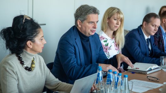 Zdjęcie przedstawiające od lewej strony: Monikę Kasińską Dyr. Departamentu Orzecznictwa i Legislacji w UODO, Konrada Komornickiego Zastępcę Prezesa UODO oraz Annę Dudkowską  Dyr. Departamentu Współpracy Międzynarodowej i Edukacji w UODO oraz Piotra Popielewicza pracownika Departamentu Kontroli i Naruszeń w UODO.