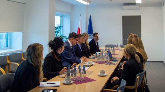 Zdjęcie przedstawiające prezesa UODO, Mirosława Wróblewskiego, wraz z współpracownikami w trakcie spotkania z dyrektorem Instytutu Sportu, dr Konradem Witkiem oraz reprezentantami członków Instytutu.