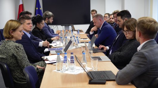 Zdjęcie przedstawiające uczestników spotkania: prezesa UODO wraz z współpracownikami oraz przedstawicieli Związku Przedsiębiorstw Finansowych, siedzących przy długim konferencyjnym stole.