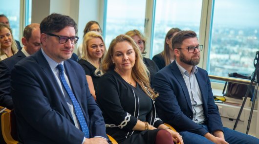 Zdjęcie przedstawiające od lewej strony: Mirosława Wróblewskiego - prezesa UODO, dr Dominikę Dörre–Kolasę Społeczny Zespół Ekspertów przy PUODO, Mirosława Gumularza Przewodniczącego Społecznego Zespołu Ekspertów przy PUODO