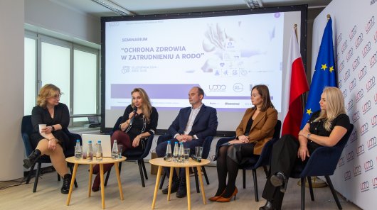 Zdjęcie przedstawiające uczestników panelu dyskusyjnego Seminarium „Ochrona zdrowia w zatrudnieniu a RODO” – relacja