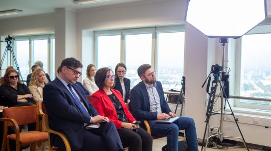 Zdjęcie Mirosława Wróblewskiego - prezesa UODO, Agnieszkę Grzelak Zastępczynię Prezesa UODO oraz Mirosława Gumularza Przewodniczącego Społecznego Zespołu Ekspertów przy PUODO