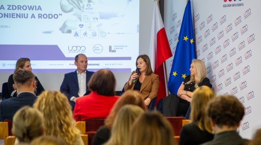 Zdjęcie przedstawiające uczestników panelu dyskusyjnego Seminarium „Ochrona zdrowia w zatrudnieniu a RODO” – relacja