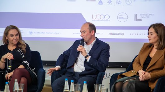 Zdjęcie  przedstawiające uczestników panelu dyskusyjnego Seminarium „Ochrona zdrowia w zatrudnieniu a RODO” – relacja