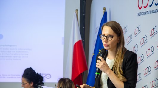 Zdjęcie przedstawiające uczestniczkę panelu dyskusyjnego Seminarium „Ochrona zdrowia w zatrudnieniu a RODO” – relacja