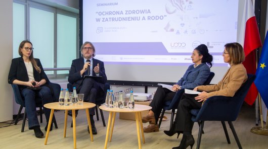 Zdjęcie przedstawiające uczestników panelu dyskusyjnego Seminarium „Ochrona zdrowia w zatrudnieniu a RODO” – relacja