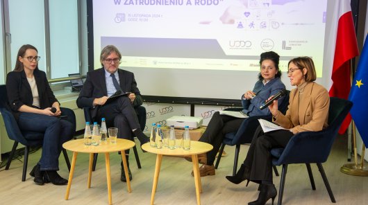 Zdjęcie  przedstawiające uczestników panelu dyskusyjnego Seminarium „Ochrona zdrowia w zatrudnieniu a RODO” – relacja