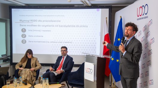 Zdjęcie przedstawiające uczestników panelu dyskusyjnego Seminarium „Ochrona zdrowia w zatrudnieniu a RODO” – relacja