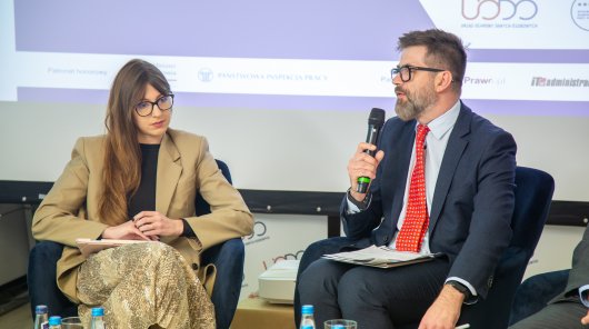 Zdjęcie  przedstawiające uczestników panelu dyskusyjnego Seminarium „Ochrona zdrowia w zatrudnieniu a RODO” – relacja