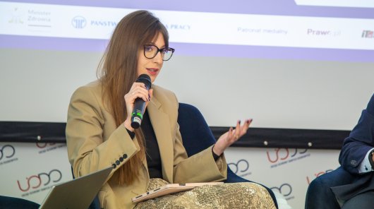 Zdjęcie przedstawiające uczestniczkę panelu dyskusyjnego Seminarium „Ochrona zdrowia w zatrudnieniu a RODO” – relacja