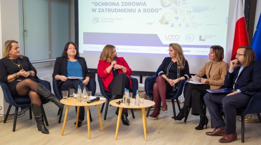 Zdjęcie przedstawiające uczestników panelu dyskusyjnego Seminarium „Ochrona zdrowia w zatrudnieniu a RODO” – relacja