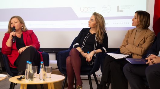 Zdjęcie przedstawiające: Marlenę Sakowską-Baryłę, dr Dominikę Dörre–Kolasę reprezentujące Społeczny Zespół Ekspertów przy PUODO,