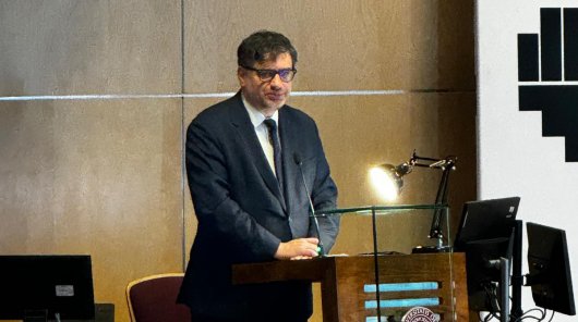 Mirosław Wróblewski, prezes UODO, przemawia z mównicy. 