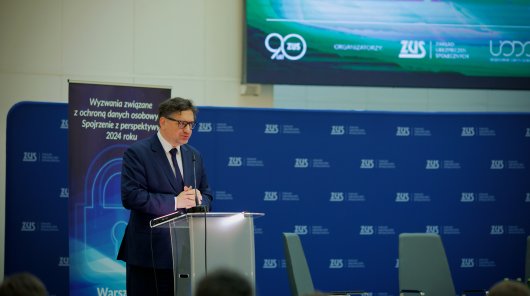 Zdjęcie przedstawiające Mirosława Wróblewskiego, prezesa UODO, przed mównicą podczas konferencji ZUS.