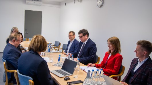 Zdjęcie przedstawiające prezesa UODO, wśród współpracowników, z przedstawicielami Polskiej Izby Ubezpieczeń. 