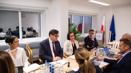 Zdjęcie przedstawiające przedstawiające Mirosława Wróblewskiego, prezesa UODO, Agnieszkę Grzelak, Zastępczynie Prezesa UODO wraz z współpracownikami w trakcie spotkania z przedstawicielami META w Polsce.