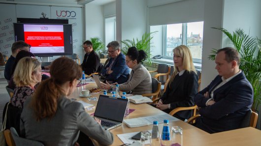 Zdjęcie przedstawia Zastępcę Prezesa Urzędu Ochrony Danych Osobowych wraz z pracownikami UODO i przedstawicielami Związku Powiatów Polskich 