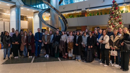 Zdjęcie przedstawia studentów UKSW wraz z Zastępczynią Urzędu Ochrony Danych Osobowych prof. Agnieszką Grzelak wraz z Radcą UODO Jakubem Groszkowskim 