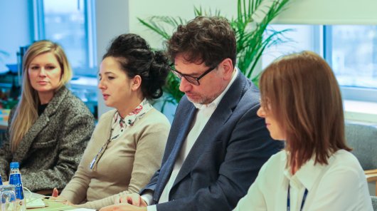 Zdjęcie przedstawiające prezesa UODO Mirosława Wróblewskiego, wraz z współpracownikami.