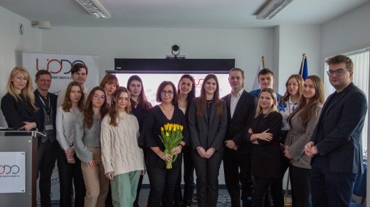 Zdjęcie przedstawia studentów wraz z Zastępczynią Prezesa UODO 