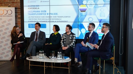 I panel dyskusyjny konferencji - zdjęcie przedstawiające: Moderator: dr Dominika Dörre-Kolasa, SZE przy PUODO
Prelegenci:
adw. Mikołaj Świstowski,
Mariola Więckowska, SZE przy PUODO,
Grzegorz Żak,
adw. Maciej Koziński,
Piotr Drobek, UODO.
