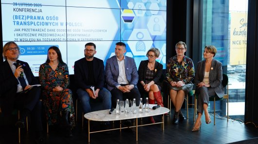 2. panel dyskusyjny konferencji - zdjęcie przedstawiające:
Moderator: dr hab. Arwid Mednis, SZE przy PUODO 
Prelegenci: Ola Tomaszewska,
dr Mirosław Gumularz, Przewodniczący SZE przy PUODO,
Łukasz Kuczkowski,
Anita Ryng,
Monika Sobczyk,
Monika Smulewicz

