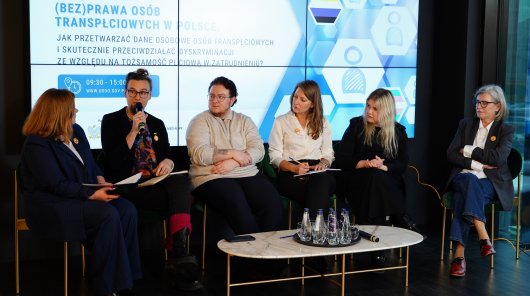 3. panel dyskusyjny konferencji - zdjęcie przedstawiające: 
Moderator: dr hab. prof. UŁ Marlena Sakowska-Baryła, SZE przy PUODO
Prelegenci:
Lu Olszewski
Antoni Szczęsny
Agata Szypulska
Julia Katadr 
hab. prof. UŁ Dorota Merecz-Kot
