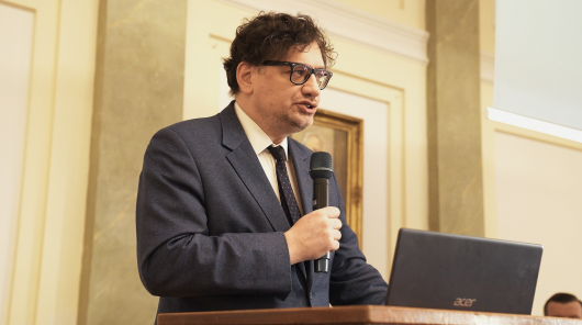 Zdjęcie z konferencji PAN prezentujące Pana Mirosława Wróblewskiego, Prezesa UODO