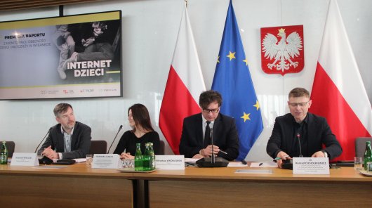 Zdjęcie przedstawiające Prezesa Urzędu Ochrony Danych Osobowych Mirosława Wróblewskiego wraz z dr Konradem Ciesiołkiewiczem, członkiem Państwowej Komisji ds. przeciwdziałania wykorzystaniu seksualnemu małoletnich