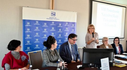 Zdjęcie z posiedzenia Naczelnej Rady Pielęgniarek i Położnych, w którym wziął udział prezes UODO Mirosław Wróblewski oraz Monika Krasińska, dyrektor Departamentu Prawa i Technologii UODO