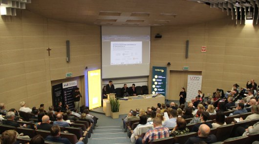 Kontynuacja konferencji naukowej „Bezpieczeństwo informacji w organizacji”, obejmująca tematy związane z cyberbezpieczeństwem, sztuczną inteligencją w medycynie oraz z ochroną danych w turystyce. Uniwersytet Rzeszowski